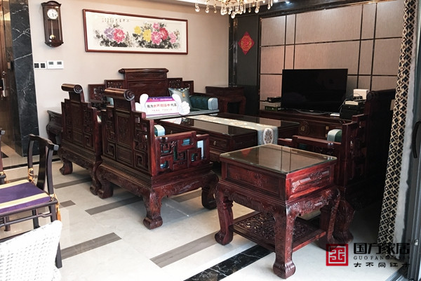 國方匠人定期上門為客戶進(jìn)行貼心的家具保養(yǎng)服務(wù)